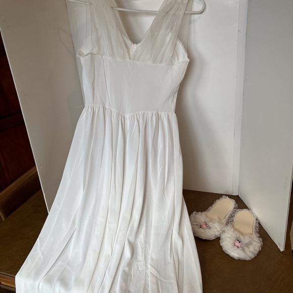 Vintage White Lace Nightgown, Robe and Slipper Set - Picture 9 of 16
